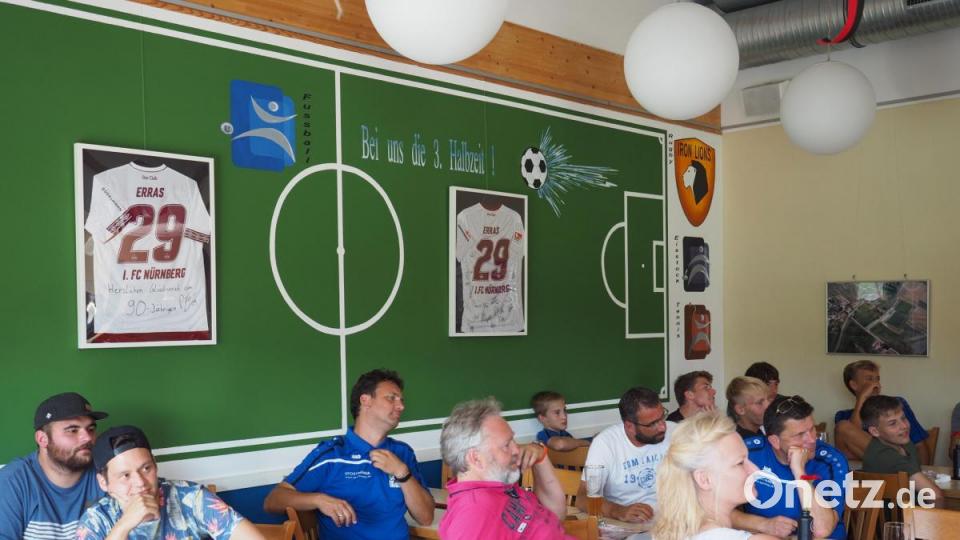 Patrick Erras und der 1. FC Nürnberg beim SV Raigering zu Besuch bei den Fans Bild: ref