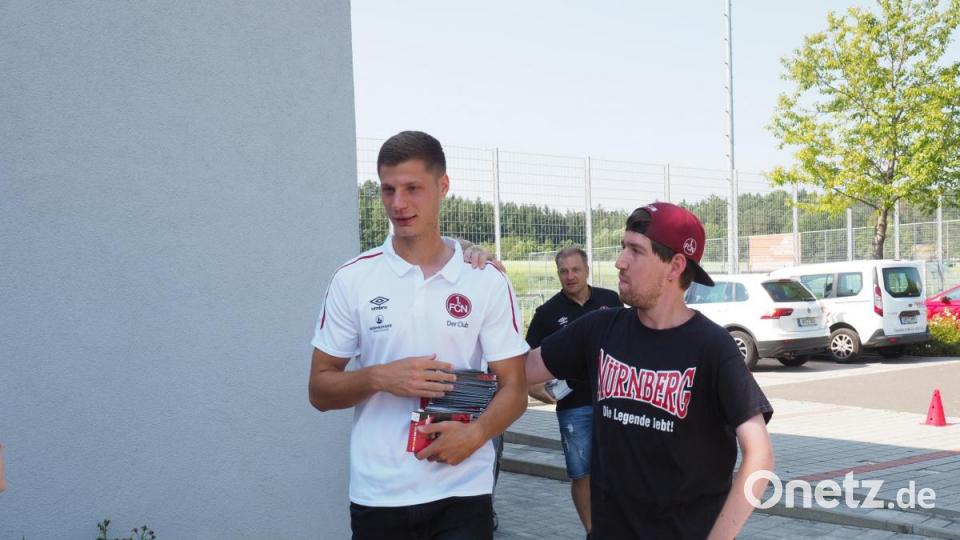 Patrick Erras und der 1. FC Nürnberg beim SV Raigering zu Besuch bei den Fans Bild: ref