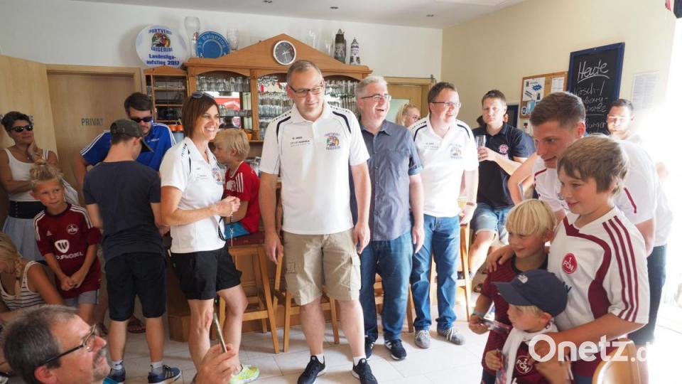 Patrick Erras und der 1. FC Nürnberg beim SV Raigering zu Besuch bei den Fans Bild: ref