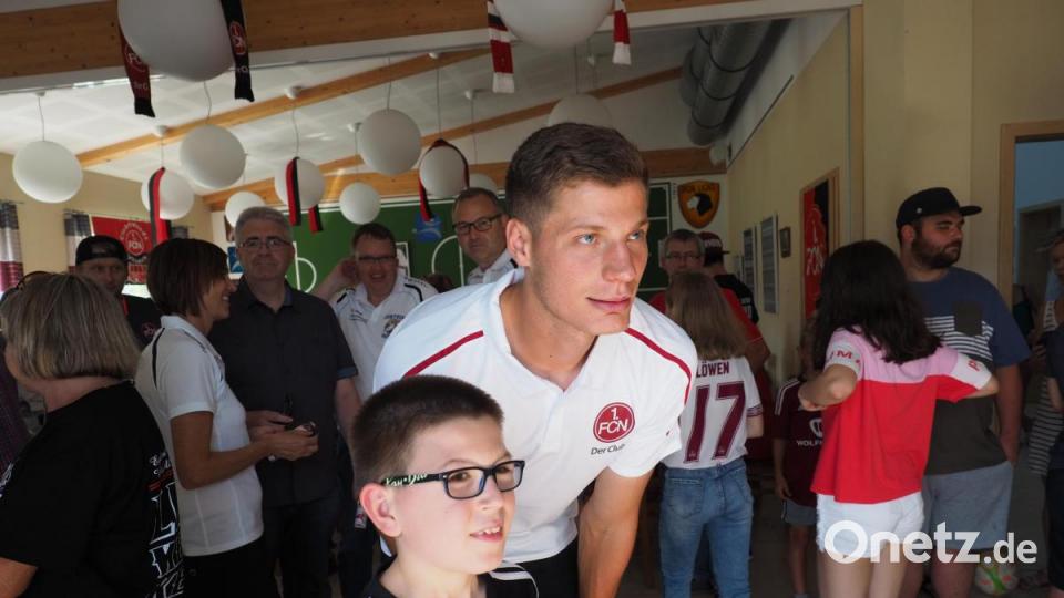 Patrick Erras und der 1. FC Nürnberg beim SV Raigering zu Besuch bei den Fans Bild: ref