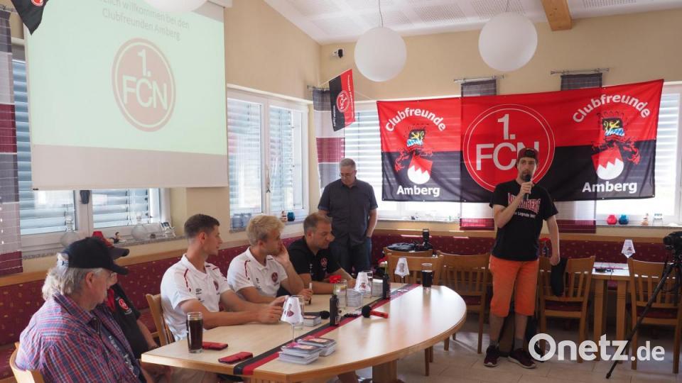 Patrick Erras und der 1. FC Nürnberg beim SV Raigering zu Besuch bei den Fans Bild: ref