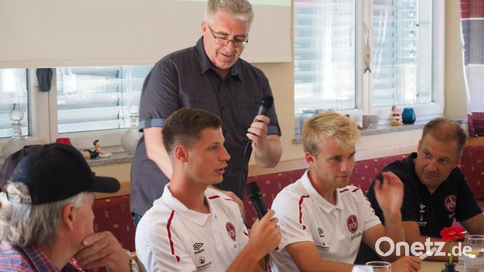 Patrick Erras und der 1. FC Nürnberg beim SV Raigering zu Besuch bei den Fans Bild: ref