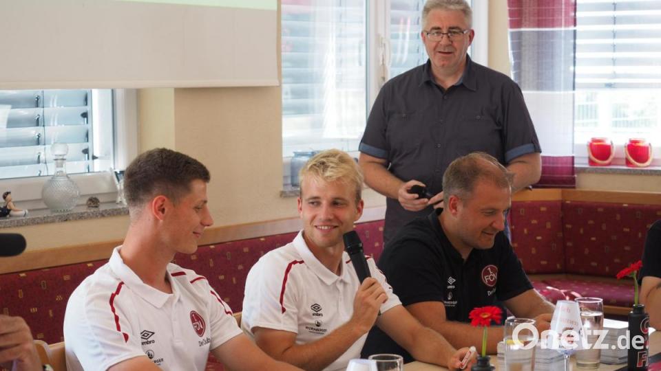 Patrick Erras und der 1. FC Nürnberg beim SV Raigering zu Besuch bei den Fans Bild: ref