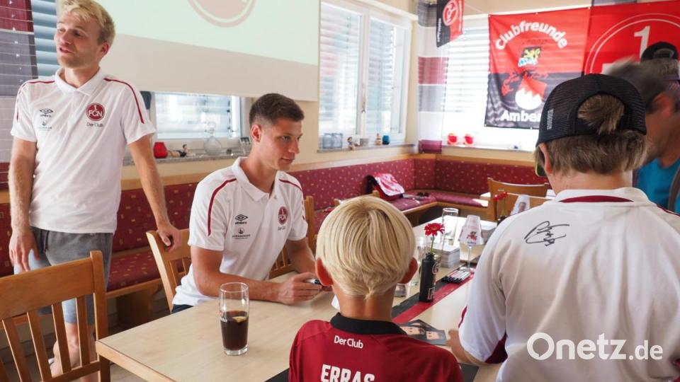 Patrick Erras und der 1. FC Nürnberg beim SV Raigering zu Besuch bei den Fans Bild: ref