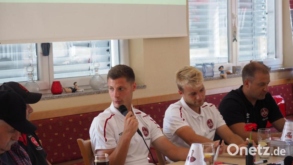 Patrick Erras und der 1. FC Nürnberg beim SV Raigering zu Besuch bei den Fans Bild: ref