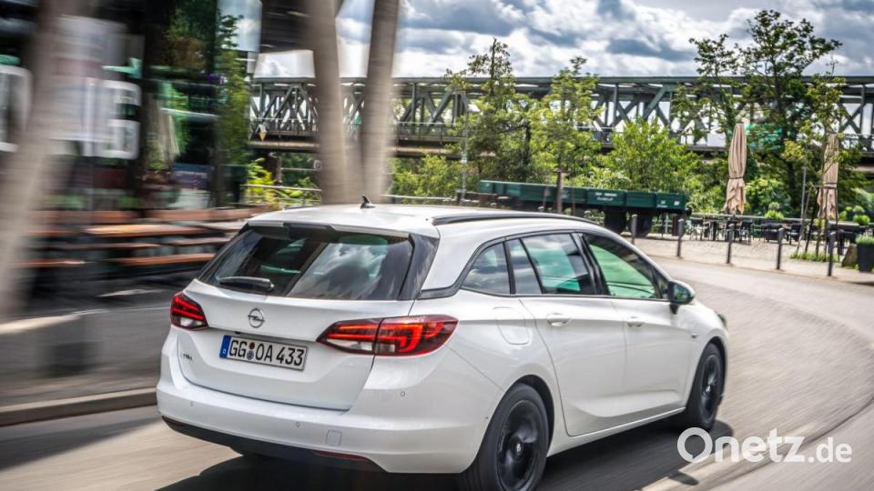 Die ersten Fahraufnahmen des neuen Opel Astra. Bild: Opel