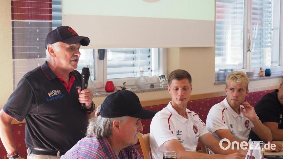 Patrick Erras und der 1. FC Nürnberg beim SV Raigering zu Besuch bei den Fans Bild: ref