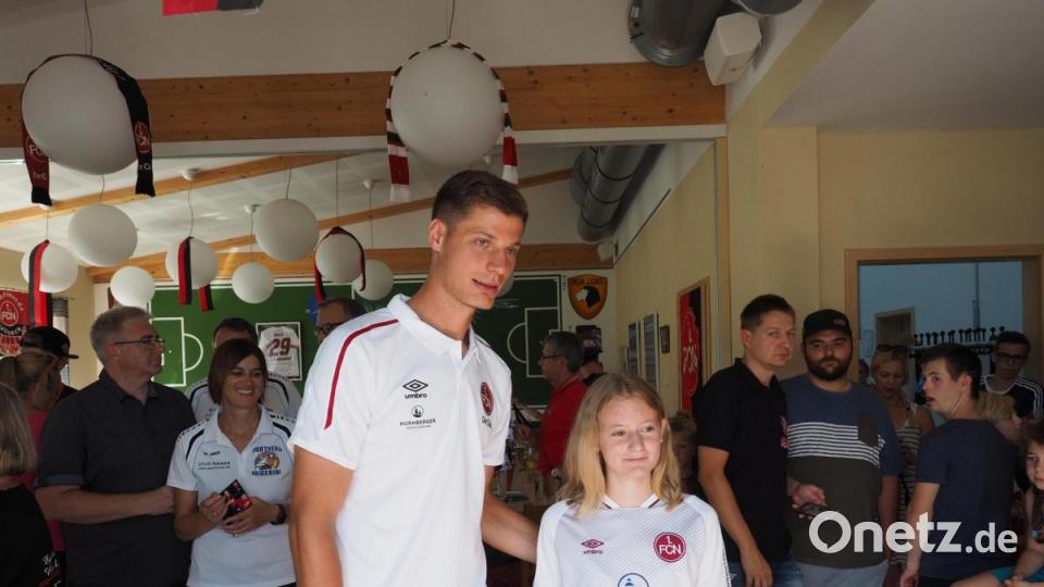 Patrick Erras und der 1. FC Nürnberg beim SV Raigering zu Besuch bei den Fans Bild: ref