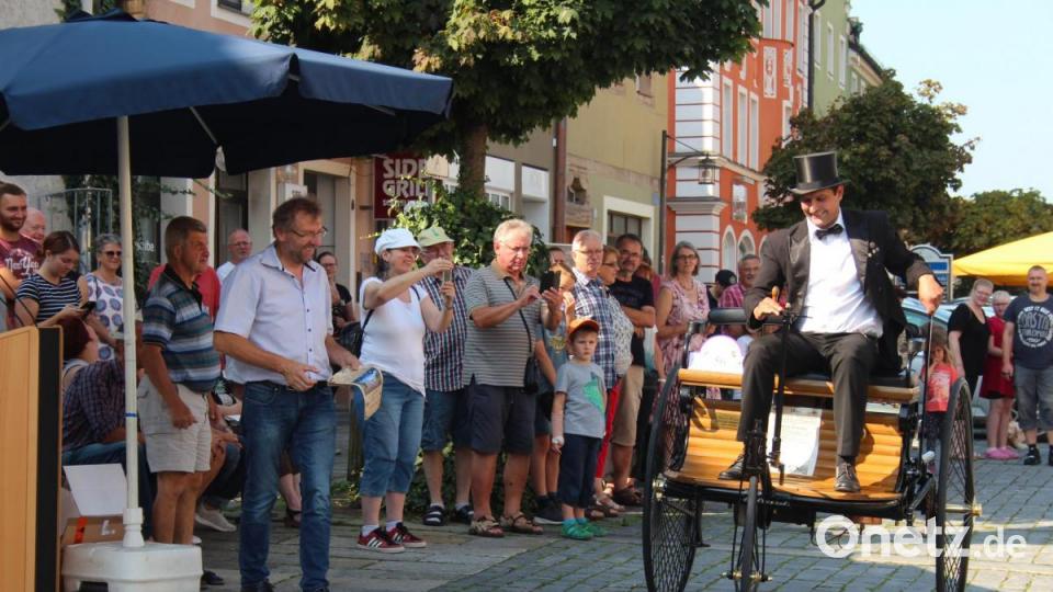 Von 2. Bürgermeister Hermann Schraml wurden die Vehikel auf dem Stadtplatz begrüßt Bild: stg