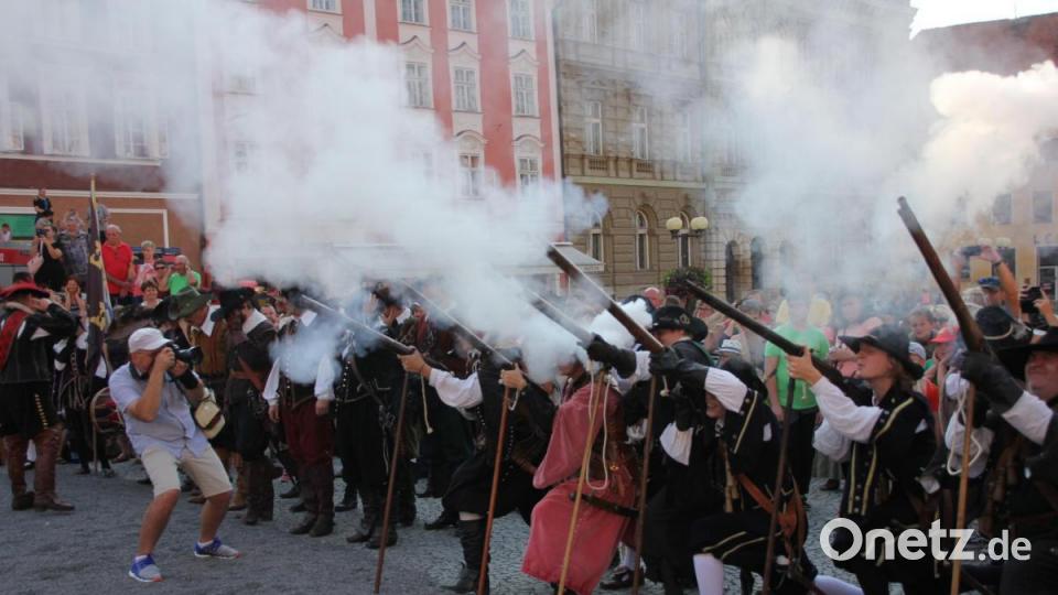 Ehrensalut für den Herzog bei den Wallenstein-Festspielen in Eger. Bild: kro