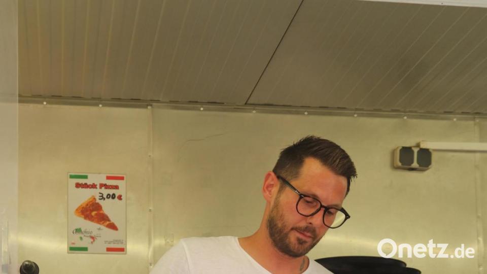 Darf nicht fehlen: Ein Pizzastück frisch aus dem Ofen. Bild: mfh