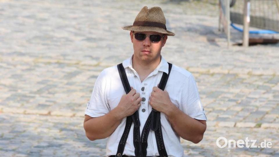 Christian Weiss ist ein erfahrener Baumaufsteller. Er hat das Oberkommando.Diskussionen gibt es grundsätzlich nicht. Bild: mfh