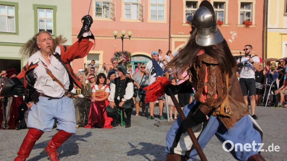 Schwertkämpfe auf dem Egerer Marktplatz durften bei den Wallenstein-Festspielen natürlich nicht fehlen. Bild: kro