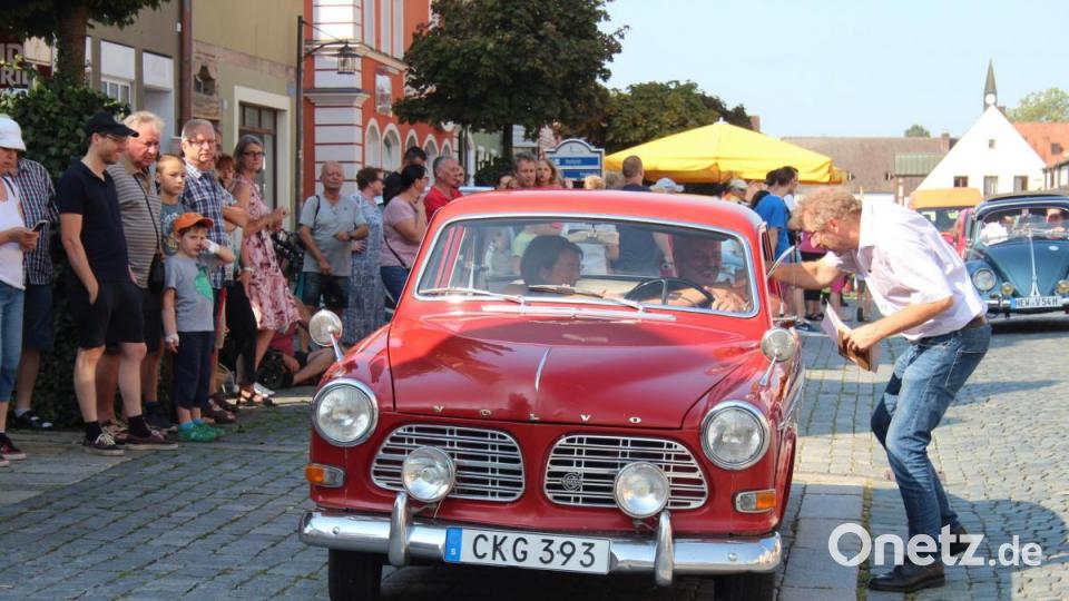 Von 2. Bürgermeister Hermann Schraml wurden die Vehikel auf dem Stadtplatz begrüßt Bild: stg