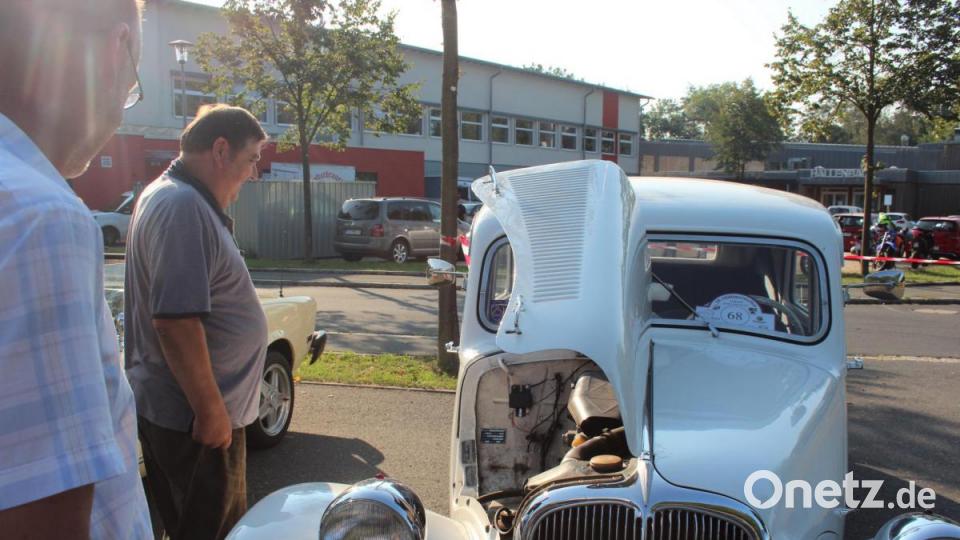 Begutachtung auf dem Parkplatz bei der Mehrzweckhalle Bild: stg