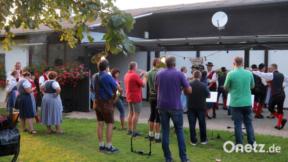 Die letzte Tanzprobe fand am Mittwoch statt. Es spielten die Birgländer. Bild: mfh