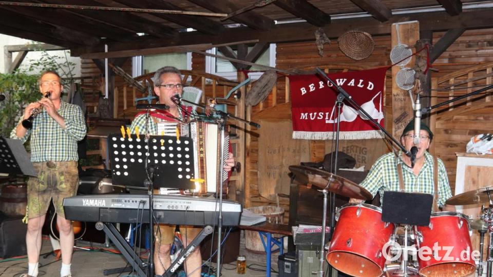 Im Fischergarten spielt die Bergwaldmusi. Bild: mfh