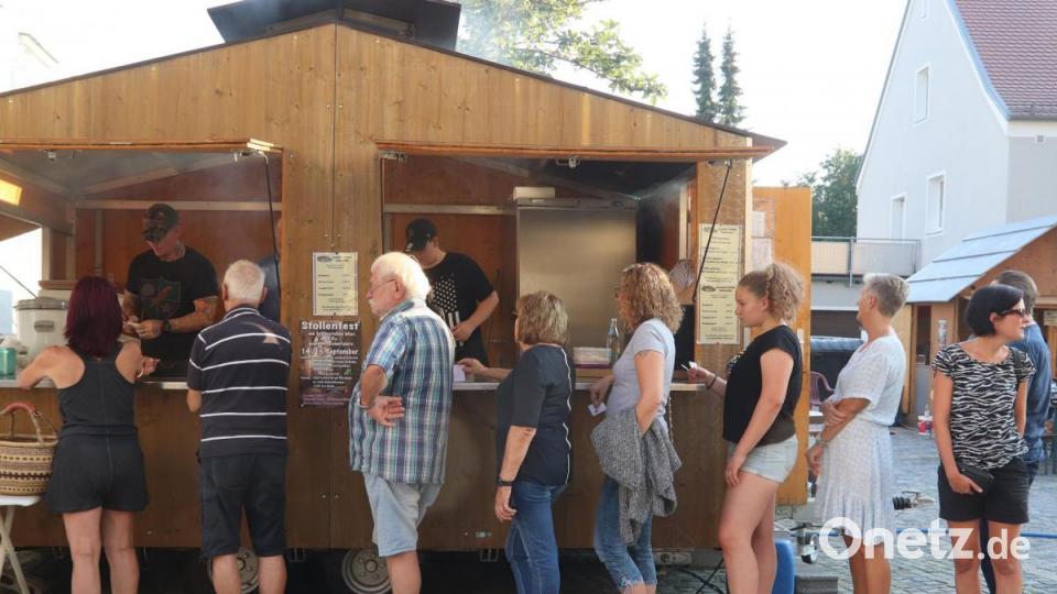 Lange Schlange am Bratwurststand. Bratwürst schmecken einfach lecker. Bild: mfh