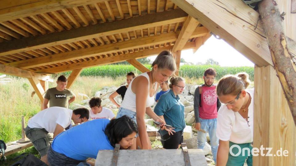 In der Werkzeugkiste finden die Jugendlichen ihr etwas anderes Werkzeug für die Arbeit im Mittelalter. Bild: ubb