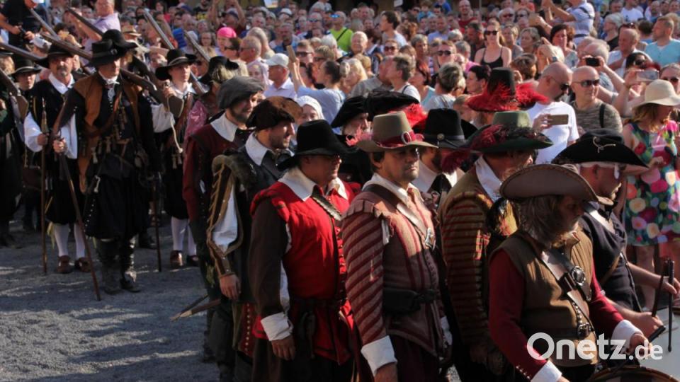 Einzug der Streitkräfte auf den Egerer Marktplatz. Bild: kro