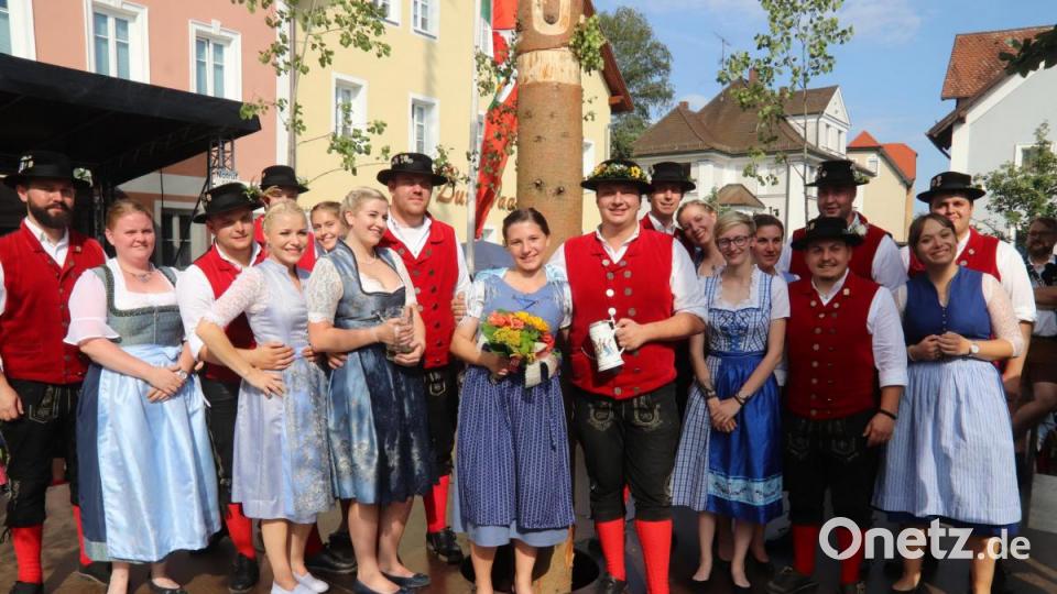 Das neue Oberkirwapaar Miriam Berberich und Max Klose (Mitte) im Kreise seiner Freunde: Die Rosenberger Kirwa geriet am Wochenende wieder einmal zu einem Großereignis. Bild: mfh