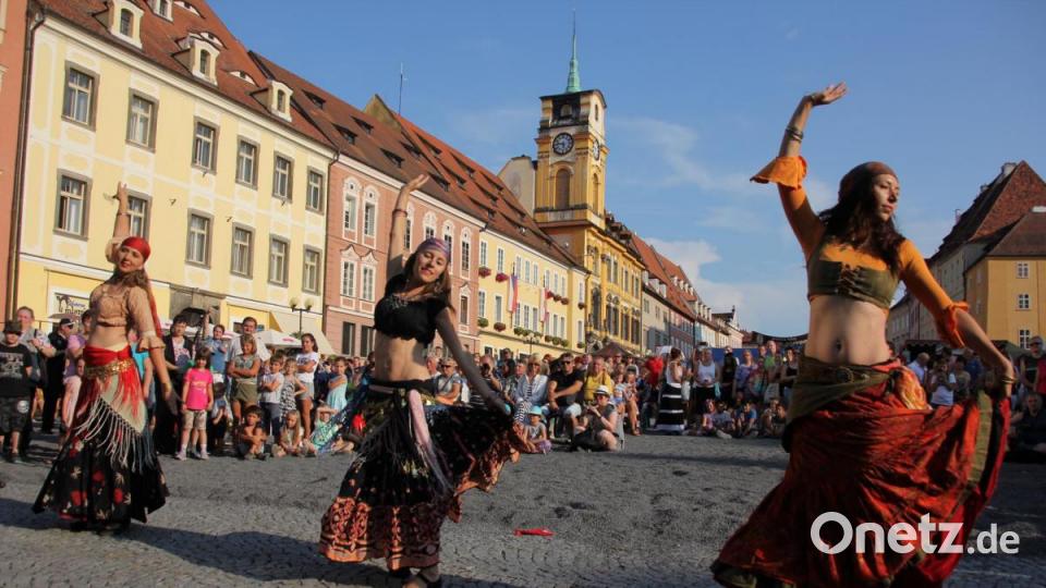 Viele Besucher aus Tschechien und Deutschland zog es zu den Wallenstein-Festspielen nach Eger. Am Marktplatz wurde ein außergewöhnliches Programm geboten. Bild: kro