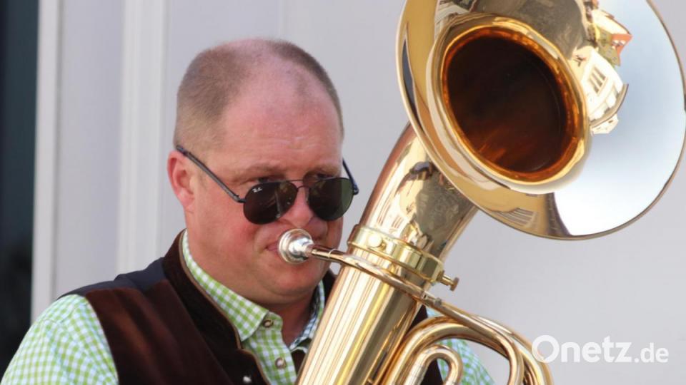 De Hoglbuachan begleiten das Baam aufstellen musikalisch. Bild: mfh