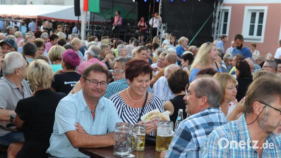 Bis auf den letzten Sitzplatz ist der Dorfplatz belegt. Das Bier ist süffig und die Gerichte und Leckereien schmackhaft. Bild: mfh