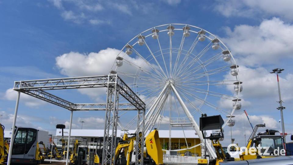 Hamm produziert unter anderem auch die Walzen für das Unternehmen Wacker Neuson. Bei der Bauma waren sie immer relativ nah an der Wirtgen Group positioniert. Durch die Erweiterung des Messegeländes musste das Unternehmen umziehen. Um Aufmerksamkeit auf sich zu ziehen, stellten sie ein Riesenrad auf. Bild: lue