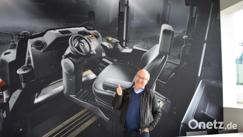 Gottfried Beer zeigt beim Rundgang eine Grafik des Bedienkonzepts „Easy Drive“. Ausgestellt ist das Bild im Restaurant des Wirtgen-Group-Gebäudes. Bild: lue