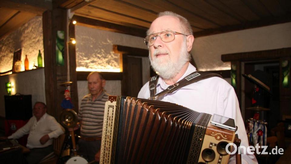 Ein Garant für gute Laune ist auch der 67-jährige Herbert Storek, der aus Kemnath angereist ist. Bild: wro
