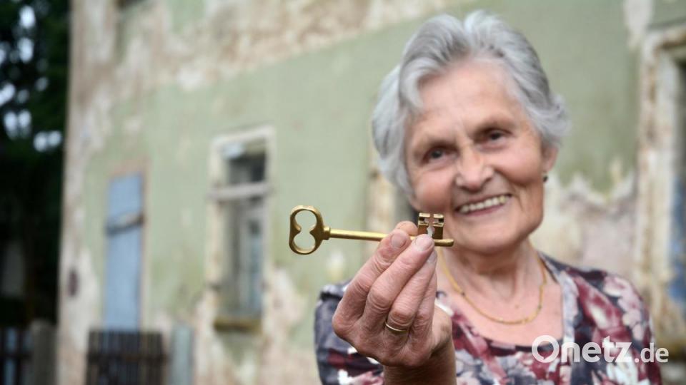 „Schlossherrin“ Hildegard Fischer 2018 mit einem Schlüssel für das Manteler Jagdschlössel. Bild: Gabi Schönberger