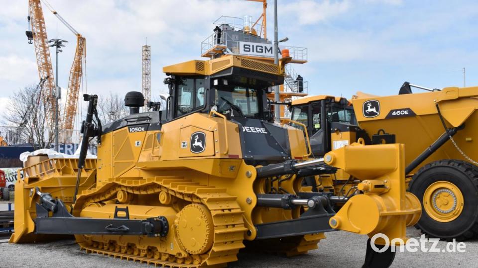 Zum ersten Mal seit vielen Jahren gibt es auf einer europäischen Messe auch wieder Baumaschinen von John Deere zu sehen. Das hängt vor allem mit der Übernahme der Wirtgen Group durch den amerikanischen Konzern &quot;Deer &amp; Company&quot; zusammen. Bild: lue
