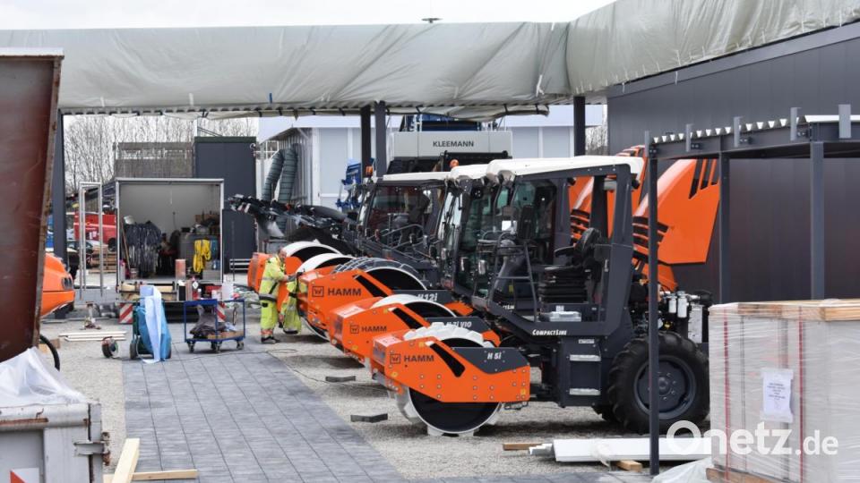 Noch laufen die Vorbereitungen auf der Bauma 2019. Die Exponate befinden sich selbst noch inmitten einer großen Baustelle. Bild: lue