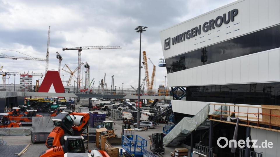 Die Vorbereitungen laufen. Die Hamm Ag präsentiert sich als Unternehmen der Wirtgen Group bei der Bauma 2019 in München. Ein dreistöckiges Gebäude wird dafür extra seit Oktober vergangenen Jahres gebaut. Bild: lue