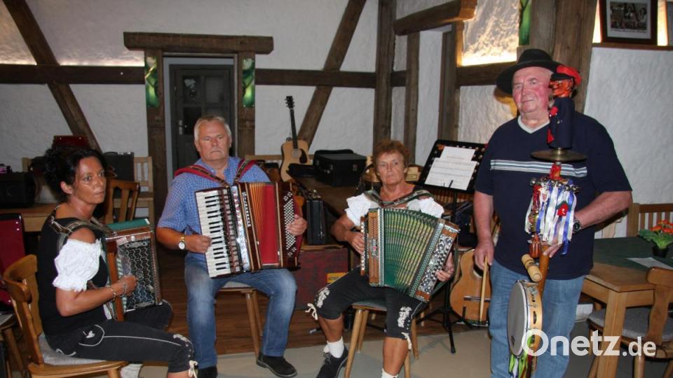 Mit dabei ist auch das „Neukirchner Trio“, das vom Kondrauer Teufelsgeiger Hans Riedl begleitet wird. Bild: wro