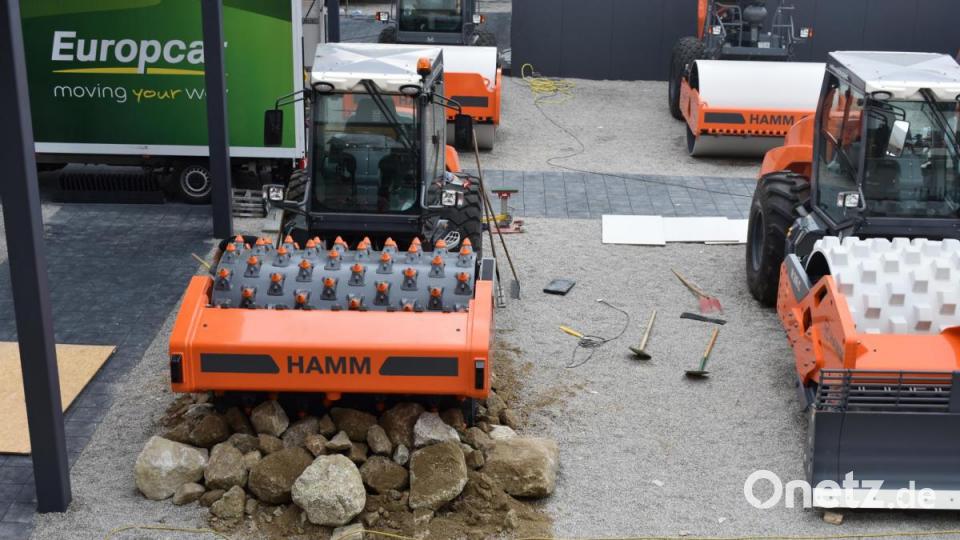 Nach der Übernahme der Wirtgen Group durch &quot;Deer &amp; Company&quot; will Hamm auch vermehrt in den Erdbau einsteigen. Diese Walze, die ganze Gesteinsbrocken zertrümmern kann, soll dass demonstrieren. Mitarbeiter der Hamm AG sortieren Granit aus Dippersreuth um die Baumaschine. Bild: lue