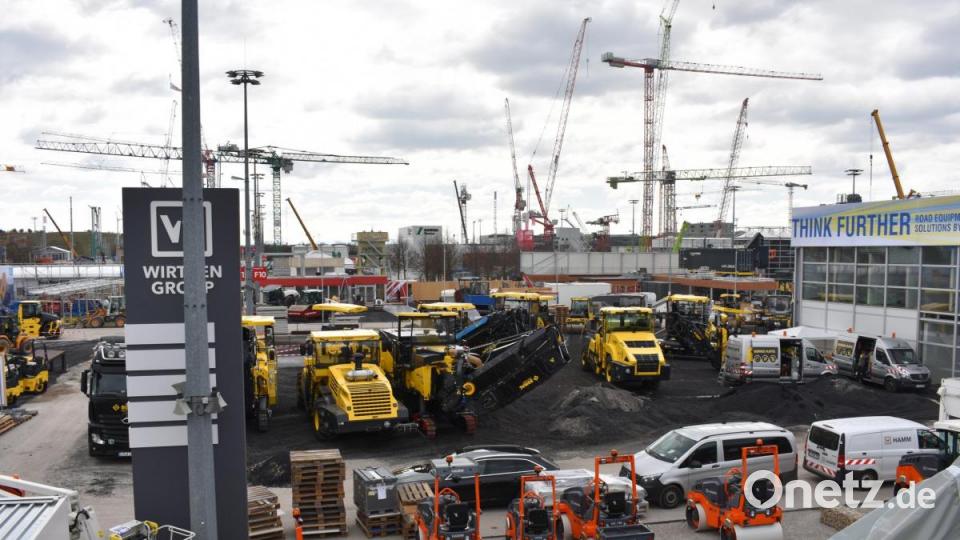 Über einen Skywalk, der um das Messegelände der Wirtgen Group herumführt, kann man von oben alle Ausstellungsstücke sehen. Bild: lue