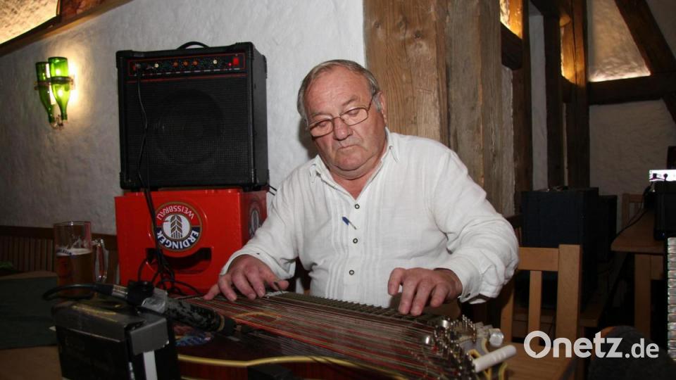 Still wird es in der Wirtsstube, wenn der Mitterteicher Rainer Winterstein zur Zither greift. Bild: wro