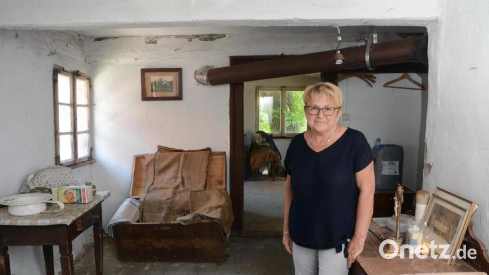 "Leben wie anno dazumal": Maria Singer-Hilburger im Inneren des Häuschens. Bild: Gabi Schönberger