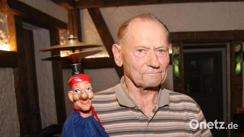 Der zweitälteste im Bunde – Bruno Prilmann – ist ein Eschenbacher. Seine Teufelsgeige krönt ein Kasperlkopf mit roter Mütze. Bild: wro