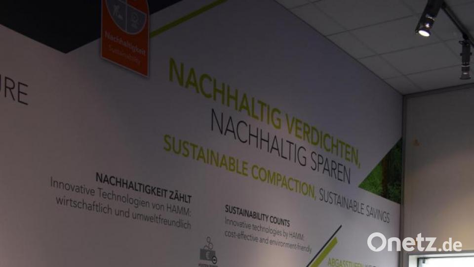 Die Hamm AG füllt einen von sechs Technik-Pavillons der Wirtgen Group. Das Unternehmen informiert unter anderem über das Thema Nachhaltigkeit. Bild: lue