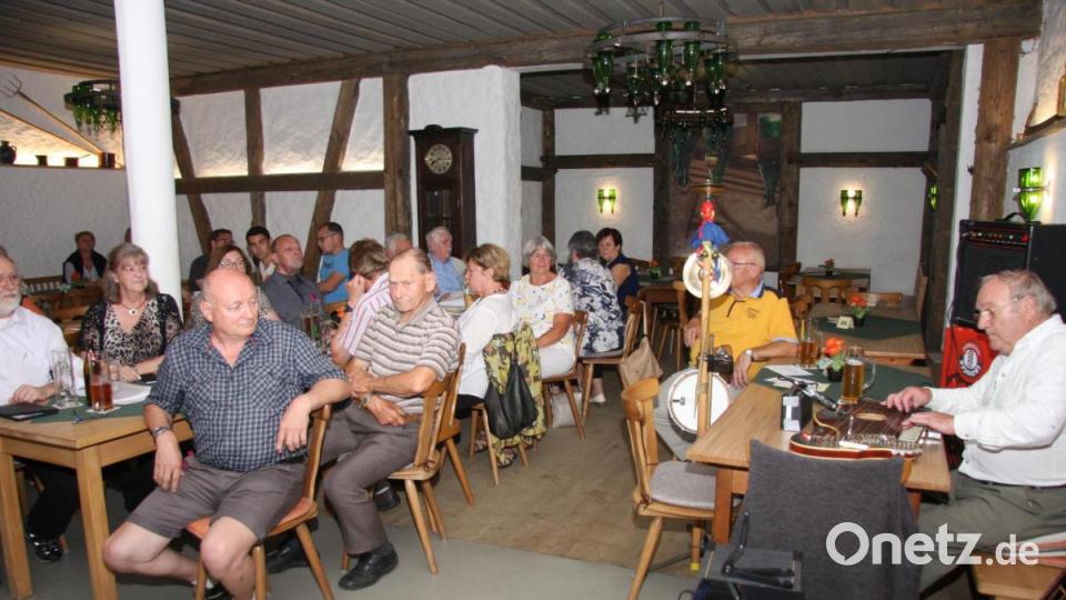 Einmal kommen mehr, manchmal auch weniger, um beim Musikantentreff in der „Rechersimer&quot;-Gaststube zu musizieren oder einfach nur dabei zu sein. Bild: wro