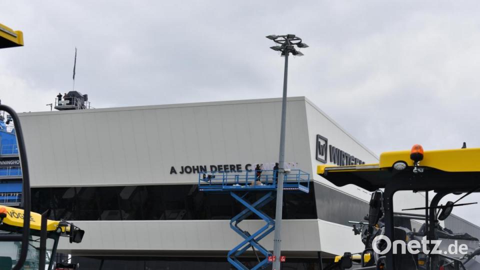 Zum ersten Mal seit vielen Jahren gibt es auf einer europäischen Messe auch wieder Baumaschinen von John Deere zu sehen. Das hängt vor allem mit der Übernahme der Wirtgen Group durch den amerikanischen Konzern &quot;Deer &amp; Company&quot; zusammen. Bild: lue