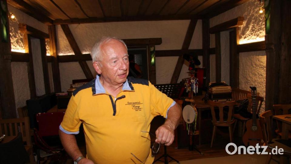 Wer will, kann einen Witz, eine Anekdote oder eine humorvolle Geschichte vortragen. Mit dabei der Bischofsgrüner Wolfgang Hagen. Bild: wro