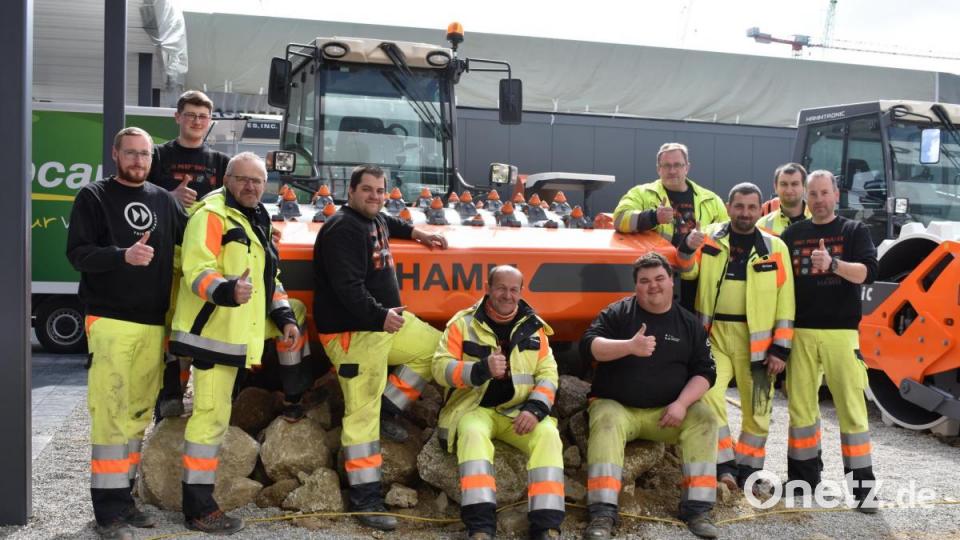 Zehn Mitarbeiter aus Tirschenreuth kümmern sich seit Anfang Februar um die Aufbauarbeiten der Hamm AG in München. Das Unternehmen präsentiert sich dort als Teil der Wirtgen Group auf der Bauma 2019. Bild: lue