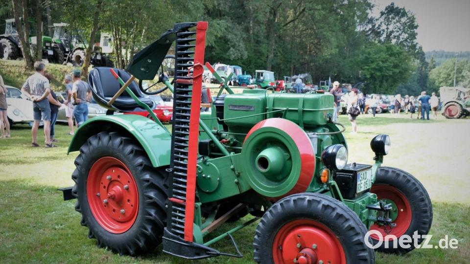Dieses Fendt Dieselross stammt aus dem Jahr 1950. Es ist einer von 165 Oldtimer-Fahrzeugen, die am Wochenende nach Glaubendorf gekommen sind und entsprechend bestaunt wurden. Bild: twi