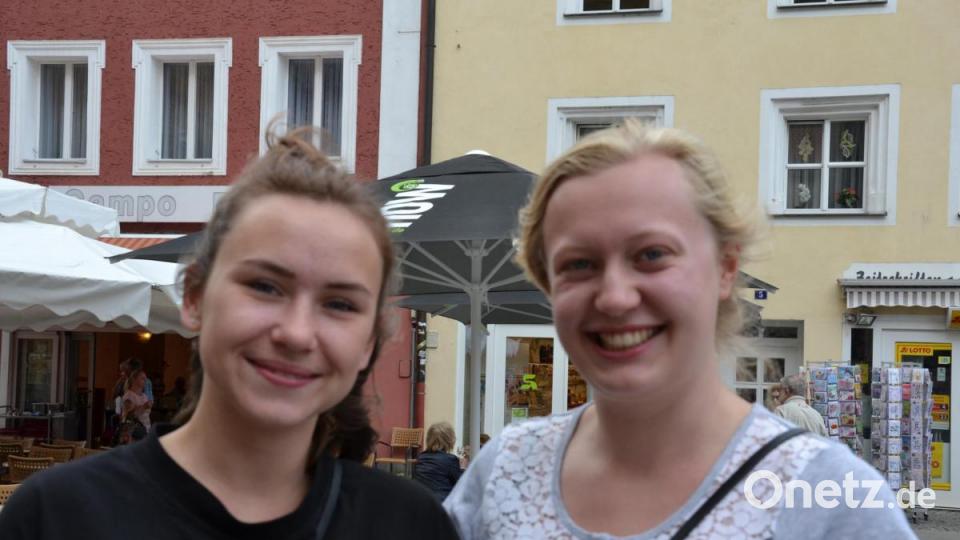 „Ich bin selbst ein Jahr lang mit dem Fahrrad in die Arbeit gefahren. Da ich noch nicht 18 Jahre alt war, blieb mir nichts Anderes übrig“, sagt die mittlerweile volljährige Anna Riß. Sowohl sie, als auch ihre Freundin Paulina Bosser, finden die Idee des Grünen-Bundestagsabgeordneten, Stefan Gelbhaar, Fahrradfahrer mit einem Sonderurlaubstag zu belohnen im Prinzip sinnvoll. Jedoch sei das in der Realität schwer umsetzbar. Außerdem befürchtet Riß, dass sich Pendler mit einem langen Anfahrtsweg „auf den Schlips getreten“ fühlen könnten. „Für sie ist Radfahren keine Option.“ Bild: Bayerschmidt