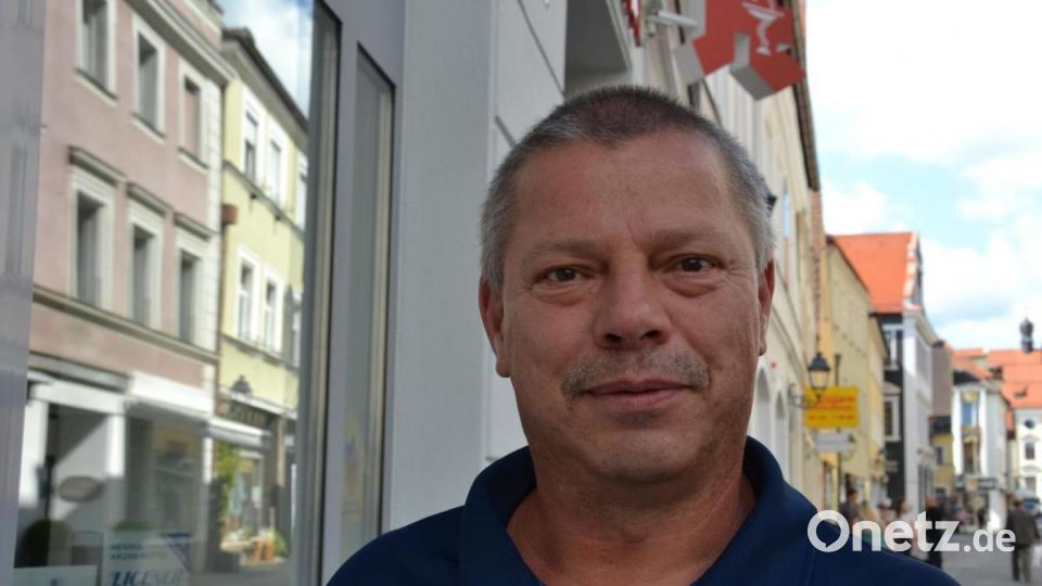 „Jein“, antwortet der 51-jährige auf die Frage, ob er die Idee der Grünen sinnvoll findet. Dagegen spricht für ihn: „Es benachteiligt die Mitarbeiter mit einem langen Arbeitsweg.“ Genügend Arbeitnehmer betätigten sich in ihrer Freizeit sportlich und setzten Wert auf eine ausgewogene Ernährung. „Auch wenn sie mit dem Auto zur Arbeitsstelle fahren.“ Er selbst kann seinen Arbeitsplatz nicht mit dem Fahrrad erreichen, denn die Strecke von 20 Kilometern ist für ihn schlichtweg zu weit. Des Weiteren denkt der Amberger, dass das Angebot zwar im Sommer gut ankommen wird, jedoch würde im Winter kaum einer mit dem Rad zur Arbeit fahren. Bild: Bayerschmidt