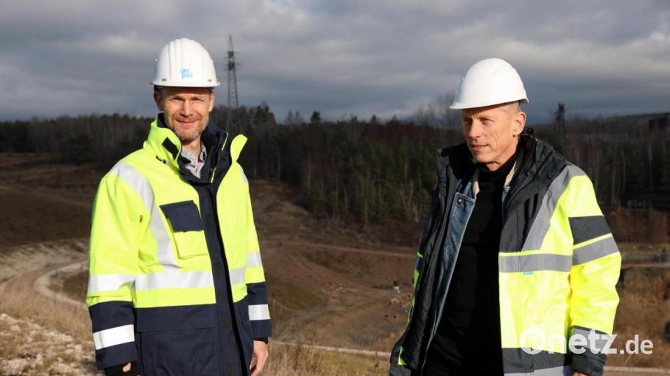 Uniper-Projektleiter Andreas Stake (links) und Pressesprecher Jan Kiver erläuterten das Rekultivierungs-Vorhaben im Westfeld. Bild: Gerhard Götz